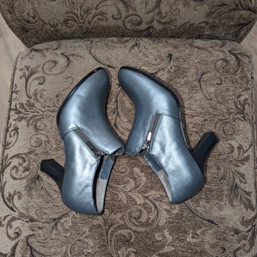 Women's AJ Valenci leather booties SZ 8 silver metallic 3" heel Good Condition - Picture 1 of 6